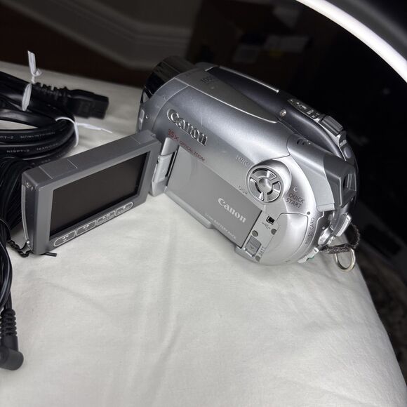 Canon Camcorder DC220, Battery, AC Adapter/Charger, Tested - Bad Battery - Picture 9 of 10